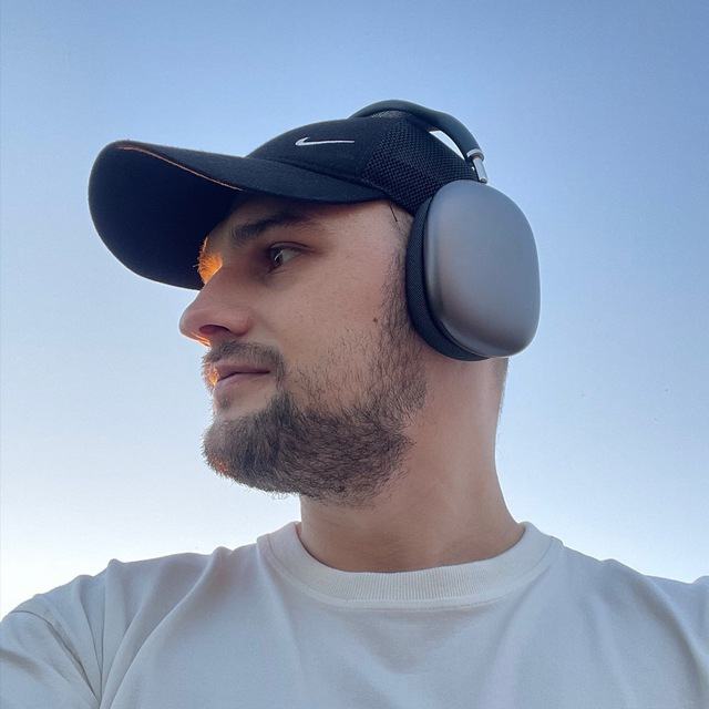 Kostiantyn Holovii in a cap and headphones